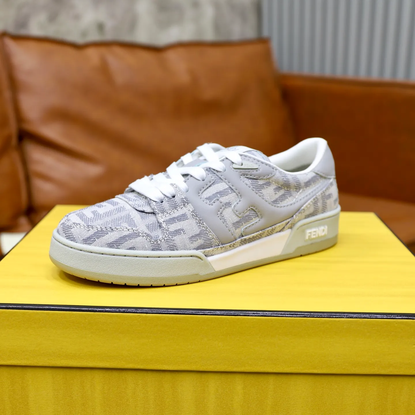 Ex-factory price: 640🔥Couple model (top original order) Brand: FENDI Size: 35-44 (customized for men 38 and 45) Grade: original order quality High version Material: Imported original cowhide stitching ➕ High-quality and comfortable lining Original TPU lightweight anti-slip outsole Style category: Travel fashion casual shoes Versatile trend